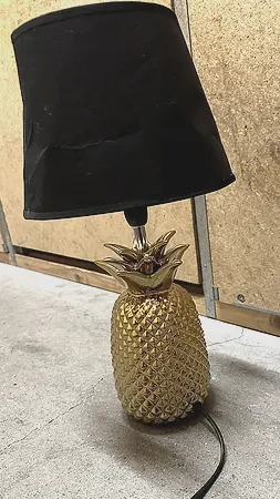 Ananas Tischlampe goldfarben mit schwarzem Lampenschirm