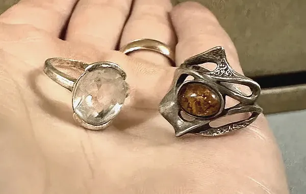 2 Ringe mit Steinen silberfarben / Bernsteinoptik