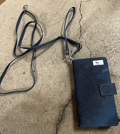 iPhone 15 Handyhülle mit Trageband blau