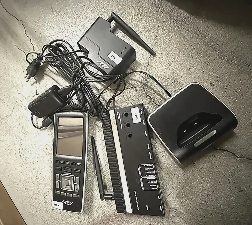 RTI Steuerungsset mit Touch-Fernbedienung und Dock