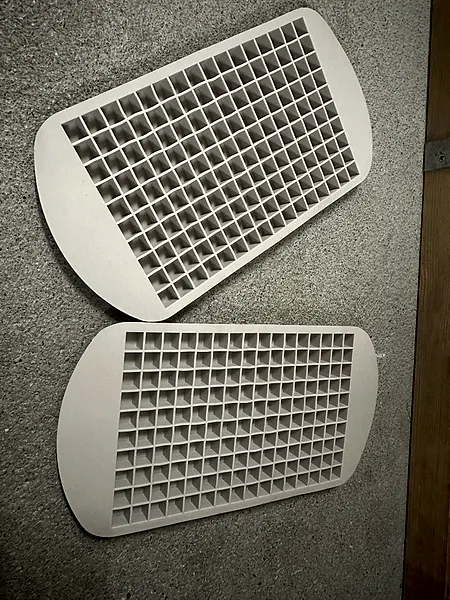 2 weisse Eiswürfelformen