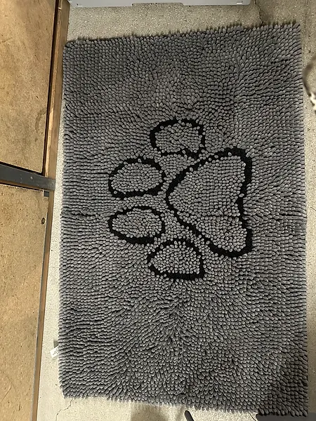 Graue Badematte mit Blumenmotiv