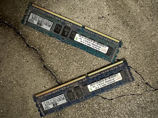 2x Hynix 2GB DDR3 RAM PC3-10600U