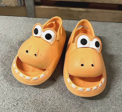 Kinder-Clogs orange mit Krokodilmotiv