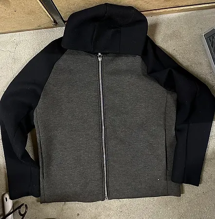 Graue Kapuzenjacke mit schwarzen Ärmeln